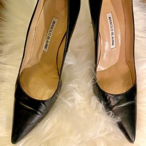 Manolo Blahnik black leather pump